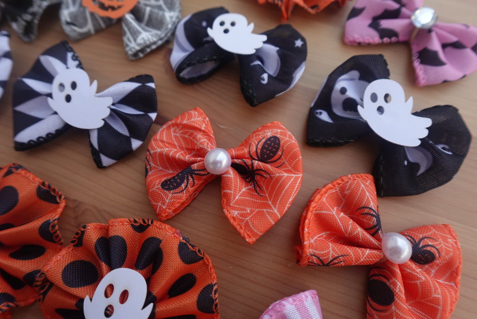 ✨ Ghoul-icious Glam – 16 Large Halloween Bows