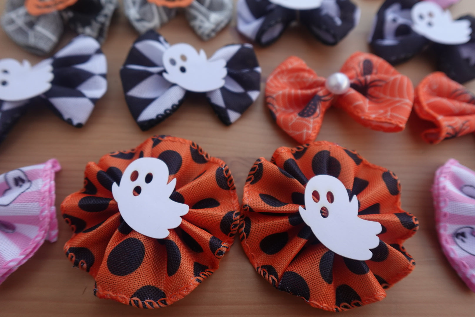 ✨ Ghoul-icious Glam – 16 Large Halloween Bows